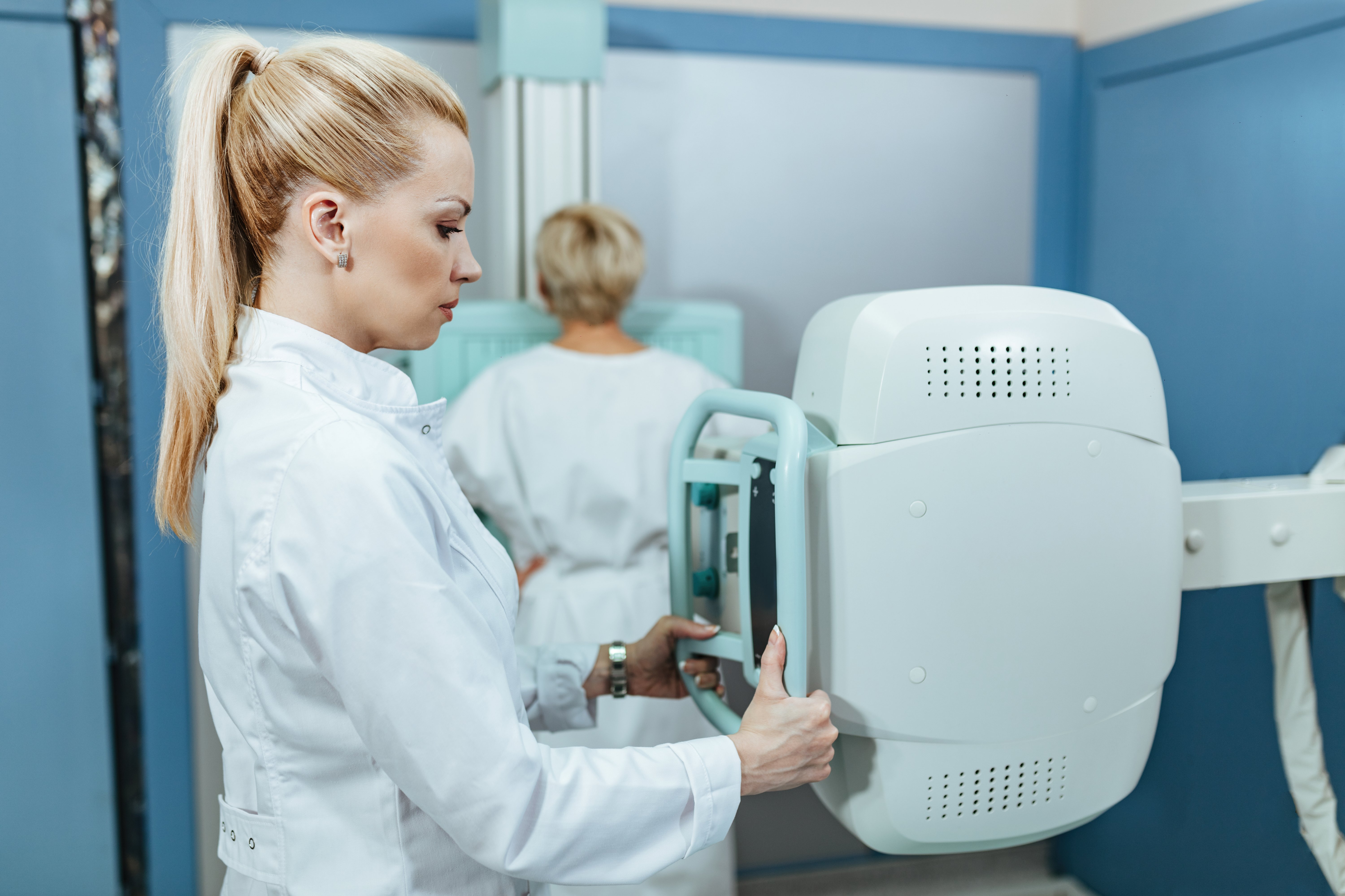 doctora-tomando-rayos-x-de-un-paciente-en-la-sala-de-examen-del-hospital