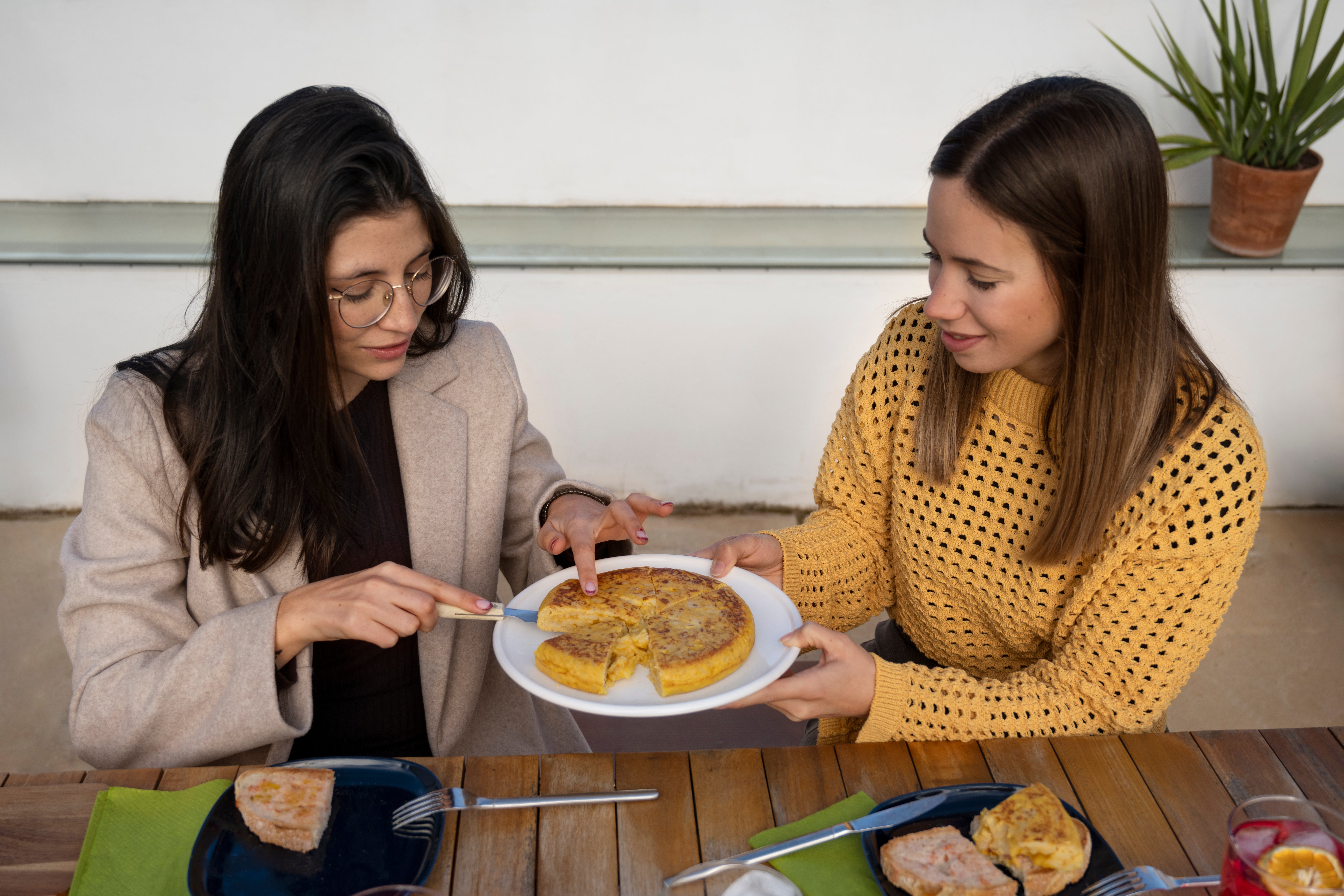 mujeres-de-tiro-medio-con-comida-deliciosa